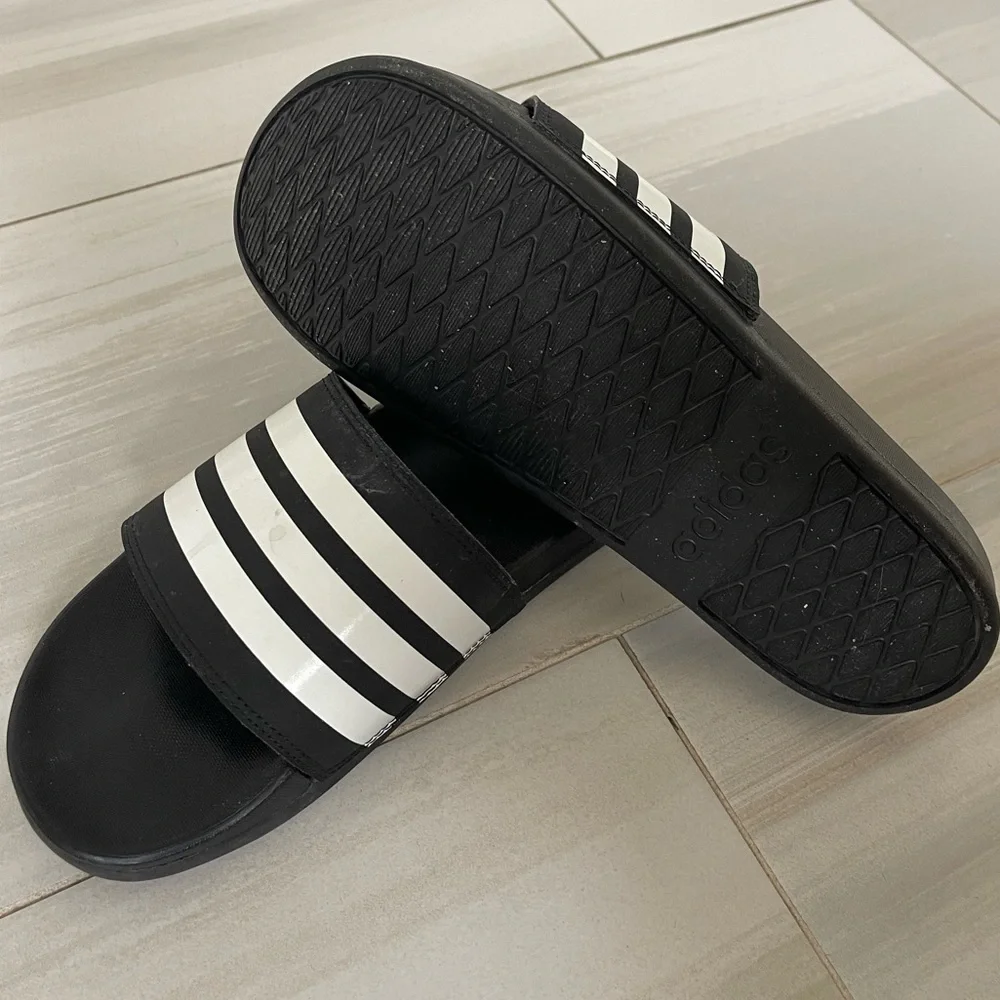 Men’s favorite Adidas slides (READ DESCRIPTION)